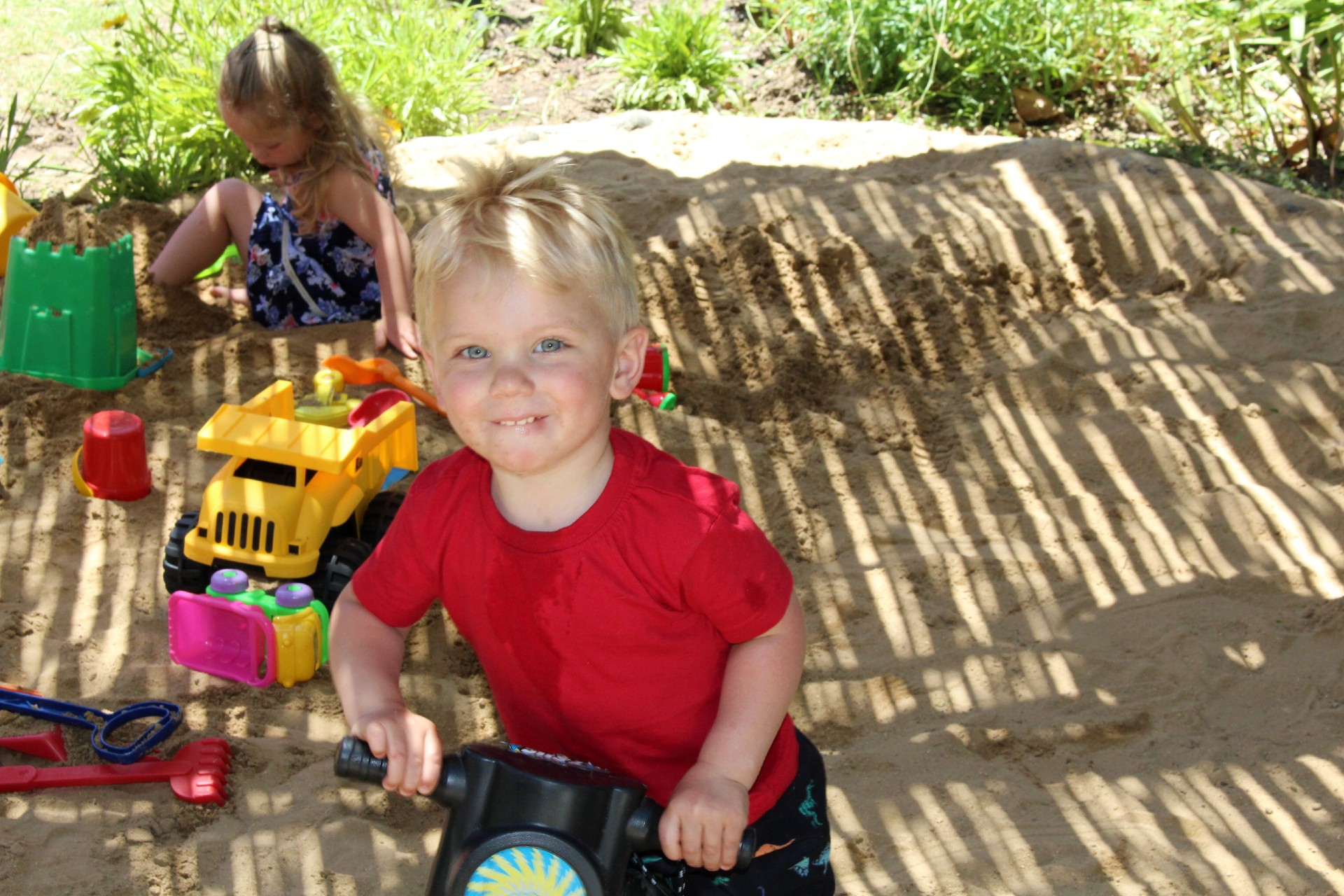 kids playing in sandpit2